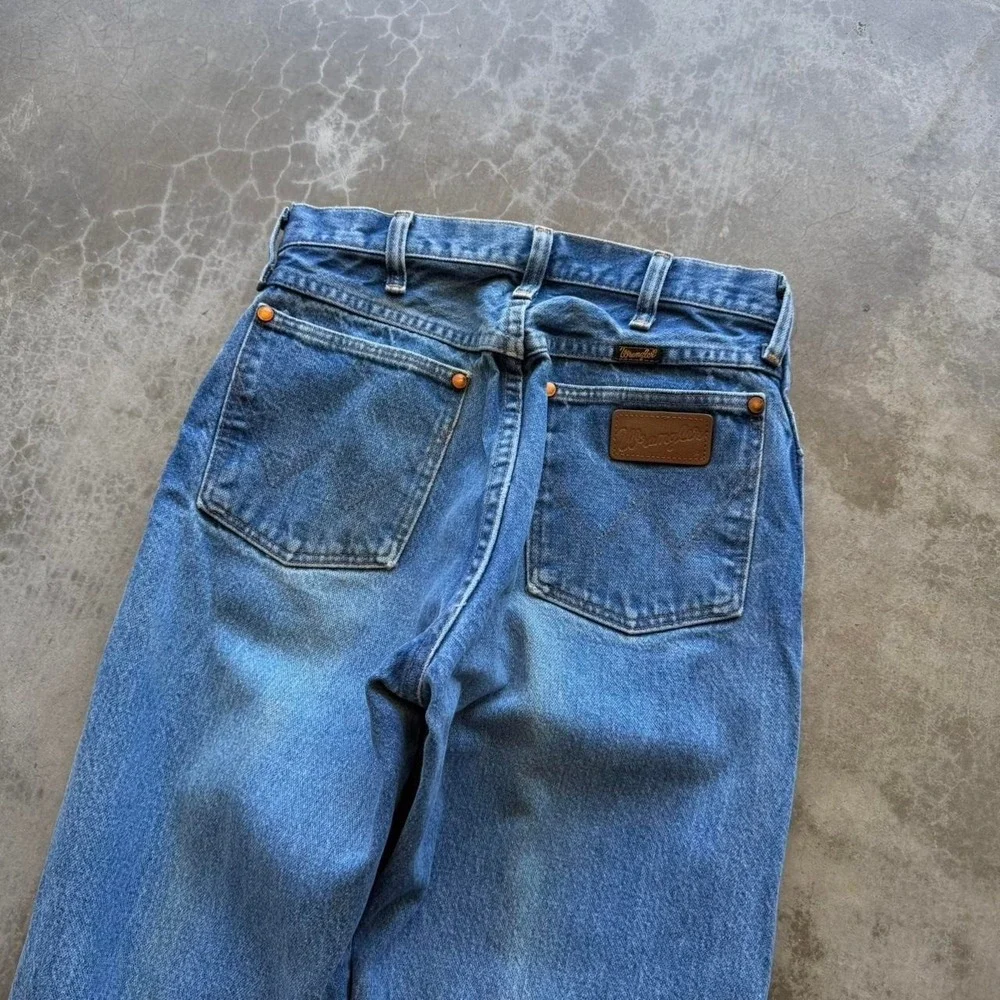 Vintage 90's Wrangler made in USA cowboy cut faded denim straight jeans 28x32